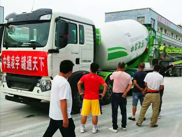 開(kāi)攤啦！凌宇攪拌車(chē)“擺攤兒”湖北，客戶(hù)當(dāng)場(chǎng)下單！