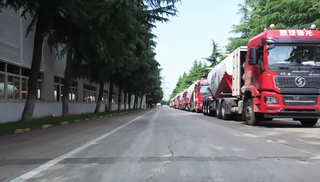 大單!100臺#粉罐半掛車 陸續(xù)發(fā)車，震撼#航拍