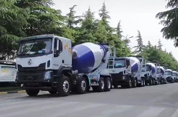 市場如此火爆，一批批新車交付用戶。場面壯觀！