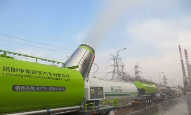 午夜奔馳突然著火 凌宇“消防車”緊急救援